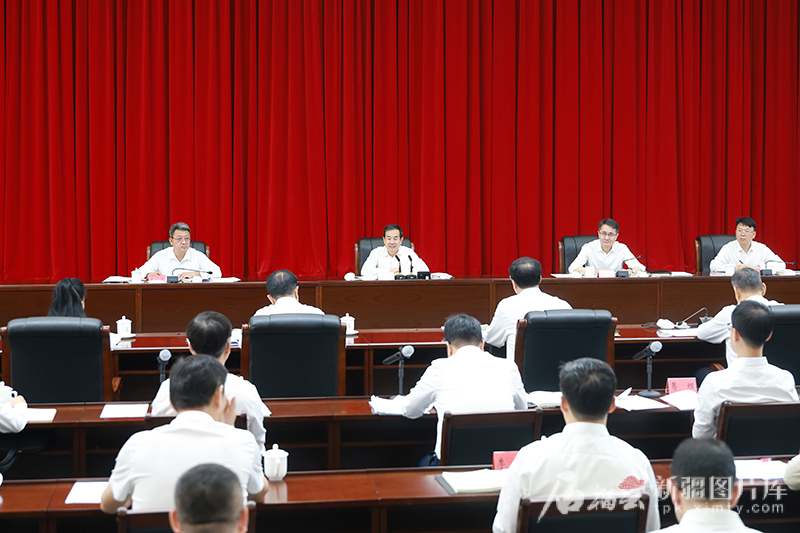 陈小江在乌鲁木齐市和兵团第十二师调研