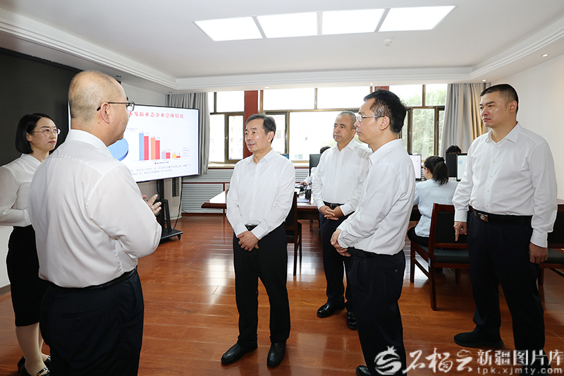 陈小江艾尔肯·吐尼亚孜在自治区党委社会工作部和自治区信访局调研