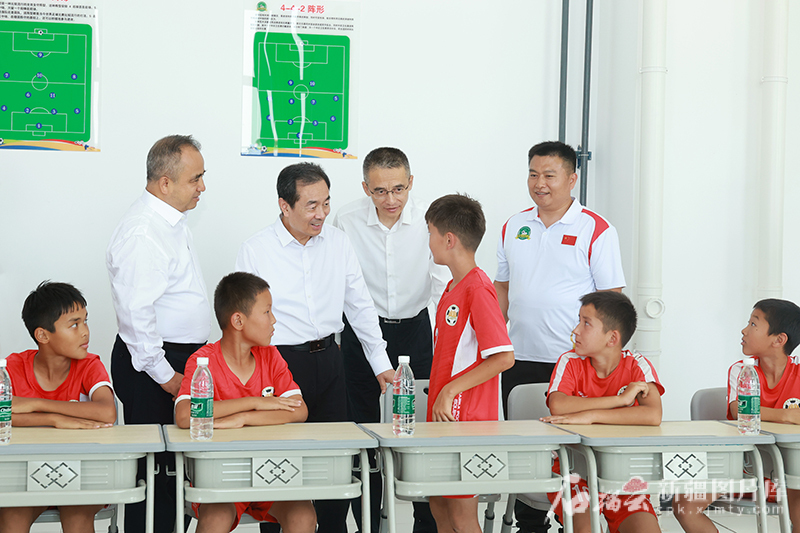 陈小江艾尔肯·吐尼亚孜在喀什克孜勒苏和兵团草湖项目区调研