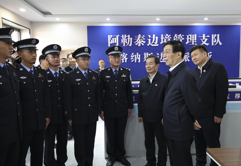 中央代表团在新疆多地看望慰问各族干部群众 王沪宁参加活动后带领一分团返京