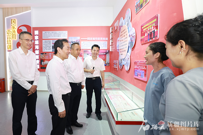 陈小江艾尔肯·吐尼亚孜在喀什克孜勒苏和兵团草湖项目区调研